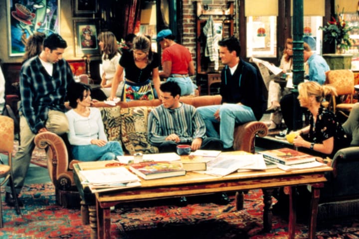 O lendário sofá laranja no set do Central Perk em Friends