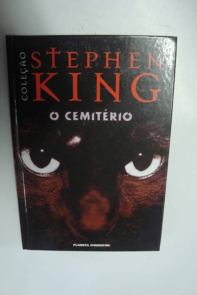 Capa do livro de terror clássico O Cemitério, de Stephen King. Close no olhar amarelo de um gato preto, representando a literatura de horror e mistério do mestre do gênero.