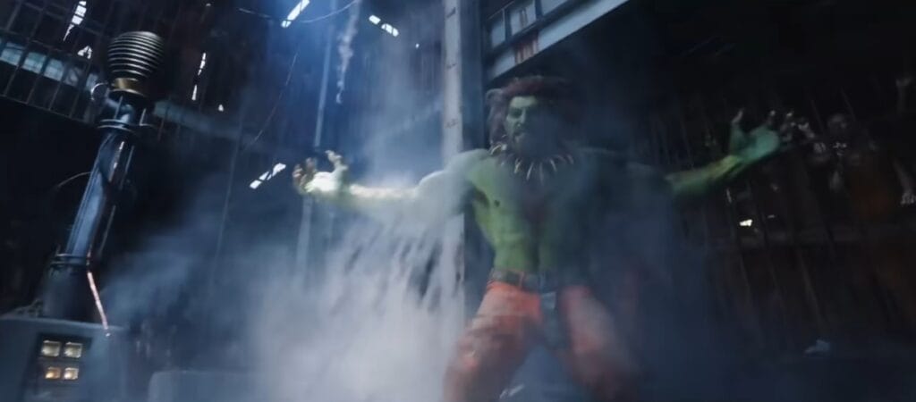 Close de Jason Momoa como Blanka no live-action de Street Fighter O Filme 2026. Ele tem pele verde, cabelo vermelho-marrom selvagem e mãos envoltas em eletricidade brilhante, em um cenário industrial com fumaça.
