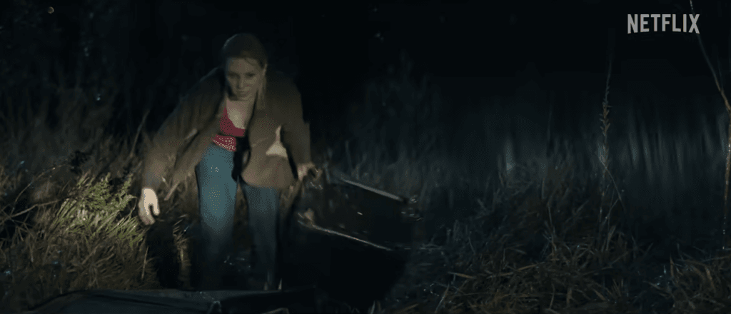Elize Matsunaga carrega uma mala durante a noite em cena do trailer de Elize: Sombras de Uma Mulher, inspirado em um caso real.