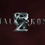 Logotipo oficial do filme Mortal Kombat 2 de 2026, com o título em letras prateadas texturizadas e o icônico dragão metálico no centro. O fundo é uma superfície texturizada vermelha escura e profunda.