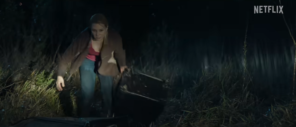 Elize Matsunaga carrega uma mala durante a noite em cena do trailer de Elize: Sombras de Uma Mulher, inspirado em um caso real.